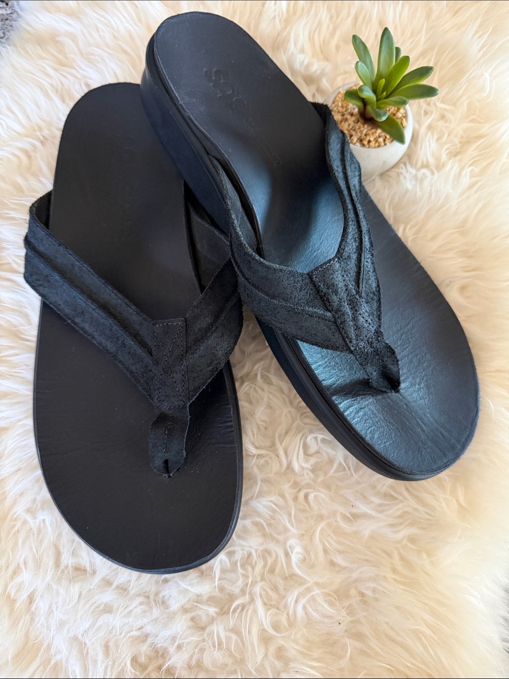 SAS ESCAPE Mens 11M Flip Flops Black Leather Suede Thong Sandals 1.5”Heels EUC